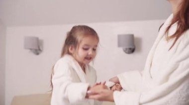 Anne ve kızı evde eğleniyorlar..