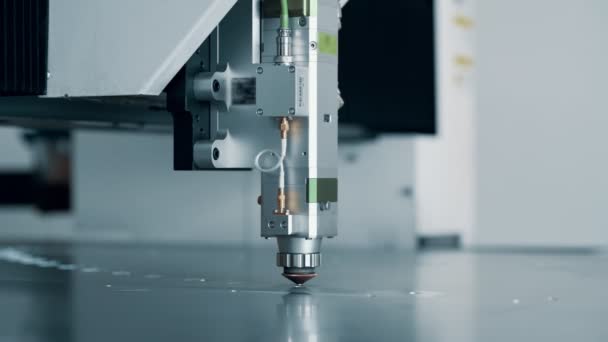 Cnc Fräsmaschine Für Metallbearbeitung Schneiden Von Metall Moderne Verarbeitungstechnologie Nahaufnahme — Stockvideo