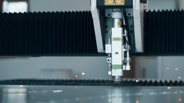 Cnc Fräsmaschine Für Metallbearbeitung Schneiden Von Metall Moderne Verarbeitungstechnologie Nahaufnahme — Stockvideo