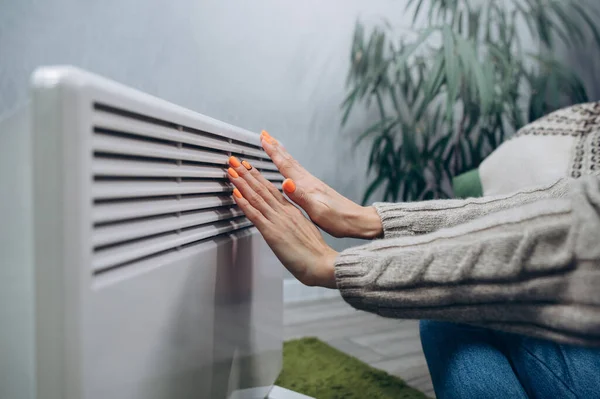 Close Tangan Pemanas Wanita Itu Mengulurkan Tangannya Untuk Panas Radiator Stok Lukisan  