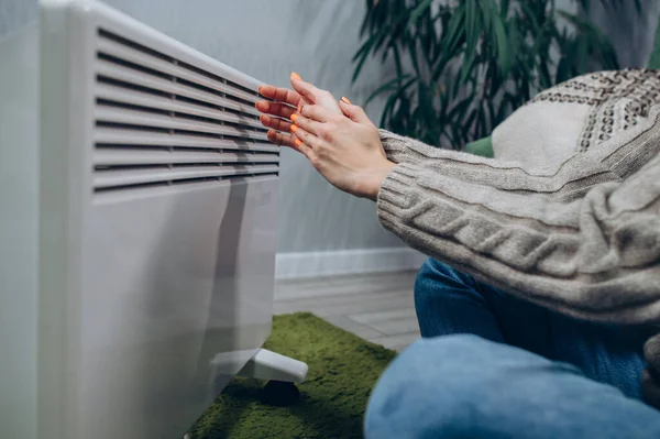 Close Hands Heater Woman Reaches Out Her Hands Heat Radiator — Stock Photo, Image