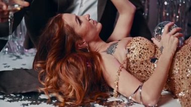 Sevgililer Günü 'nü kutlayan ırklar arası romantik bir çift. Kadın nazikçe erkeğin yanağını okşuyor. Parıltılar yukarıdan düşer. Yavaş çekim.