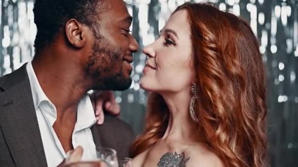 Interraciaal Romantisch Koppel Vieren Valentijnsdag Afrikaanse Man Blanke Vrouw Knuffelen — Stockvideo