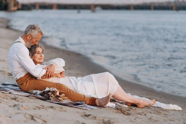 Романтична Старша Пара Літня Закохана Пара Сидить Пляжі Чоловік Обіймає — стокове фото