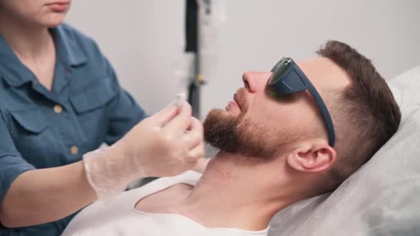 Лазерна Депіляція Контуру Бороди Професійний Косметолог Перед Процедурою Протирає Обличчя — стокове відео