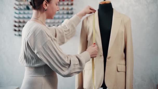 Projektant Odzieży Pracuje Warsztacie Krawcowa Kobieta Robi Pomiary Manekinie Taśmą — Wideo stockowe