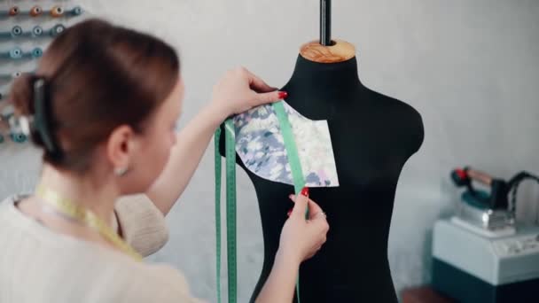 Diseñador Ropa Trabaja Taller Una Costurera Mujer Toma Medidas Maniquí — Vídeos de Stock