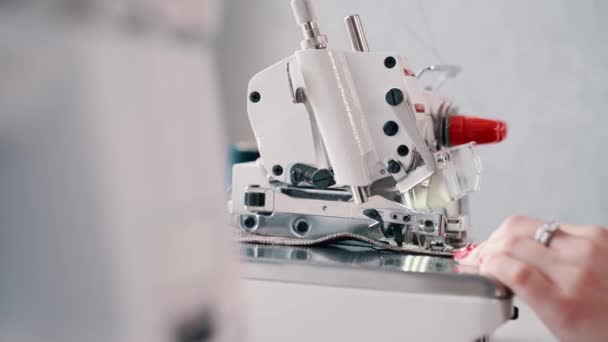 Una Costurera Trabaja Una Máquina Coser Cerca Sus Manos Slider — Vídeos de Stock
