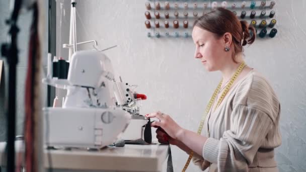 一位女裁缝在阁楼里的缝纫机上工作 — 图库视频影像
