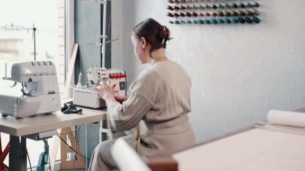 Een Vrouwelijke Naaister Werkt Bij Een Naaimachine Het Atelier — Stockvideo