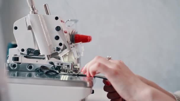 Een Vrouw Naaister Werkt Bij Een Naaimachine Close Van Haar — Stockvideo