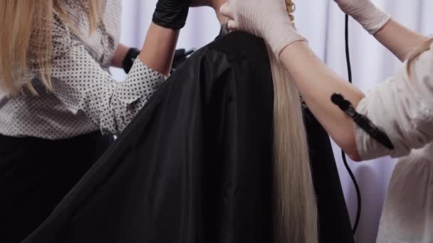 Güzellik Salonundaki Kadın Profesyonel Makyöz Kuaför Müşterilere Kadın Servis Eder — Stok video