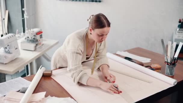 Seamstress Woman Draws Patterns Workshop Steadicam Shot — Vídeo de stock