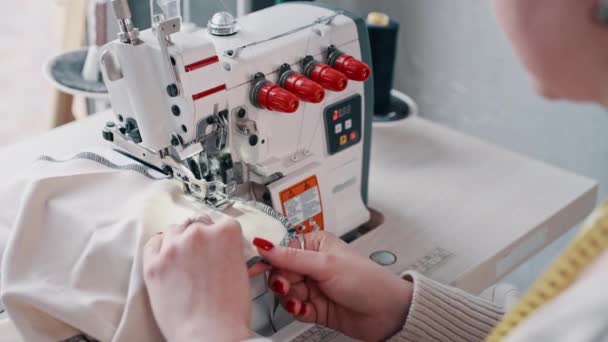 一位女裁缝在缝纫机上工作 双手紧握 — 图库视频影像