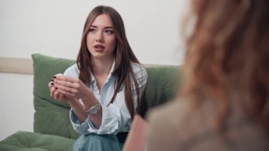 Psikolog randevusunda genç bir kadın. Genç bir kız doktora sorunlarını anlatır..