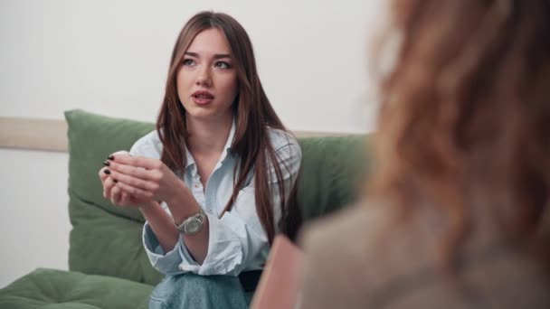 Młoda Kobieta Psychologa Nastoletnia Dziewczyna Opowiada Lekarzowi Swoich Problemach — Wideo stockowe