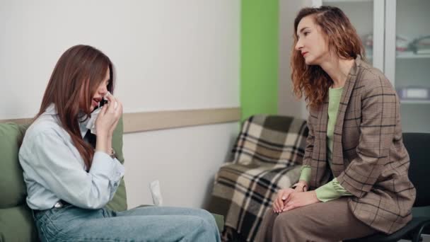 Wanita Muda Pertemuan Psikolog Gadis Remaja Yang Marah Memberitahu Dokter — Stok Video