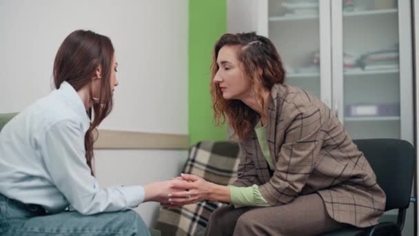 Psychologist Listens Patient Woman Doctor Gives Psychological Support Teenager Girl — Vídeo de stock