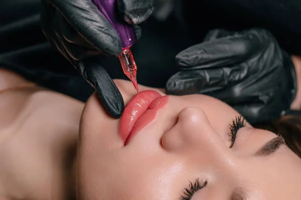Permanent Lip Makeup Cosmetologist Makes Procedure Permanent Makeup Client Salon — Stock Photo, Image