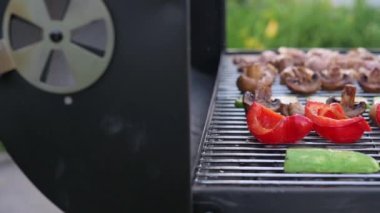 Sebze ve et ızgara. Mantar ızgarası, kırmızı biber, kabak ve yakın plan tavuk..
