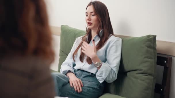Mladá Žena Schůzce Psychologů Dospívající Dívka Řekne Doktorovi Svých Problémech — Stock video