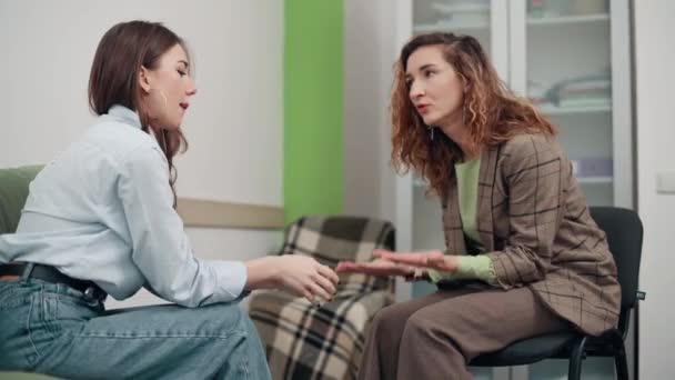 Jonge Vrouw Bij Psychologen Afspraak Een Tienermeisje Vertelt Dokter Haar — Stockvideo
