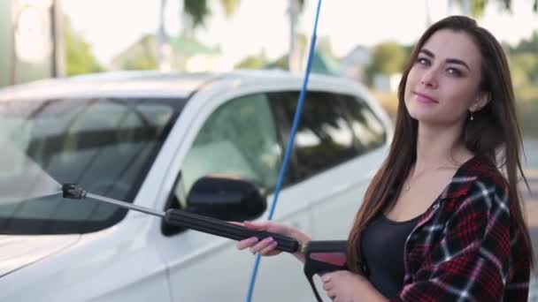 Otomobil Yıkama Arabasına Döken Genç Bir Kadın — Stok video