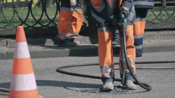 Команда Дорожніх Працівників Ремонтує Дорогу Місті Чоловік Працює Шахраєм — стокове відео