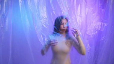 Genç bir kadın plastiği kırmaya çalışıyor. Gezegenin plastikle kirlenmesi kavramı.