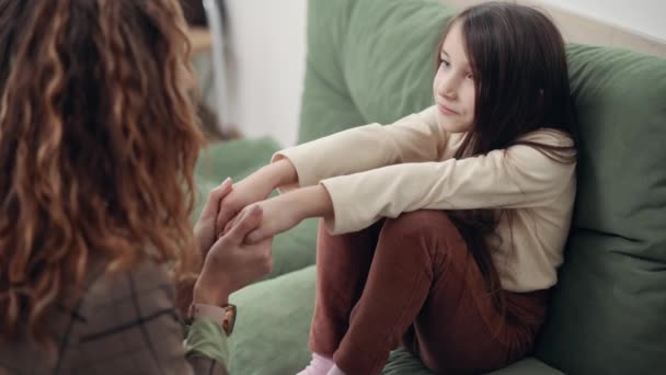 Vrouwenpsychologe Communiceert Met Een Meisje Kantoor Arts Verleent Psychologische Hulp — Stockvideo