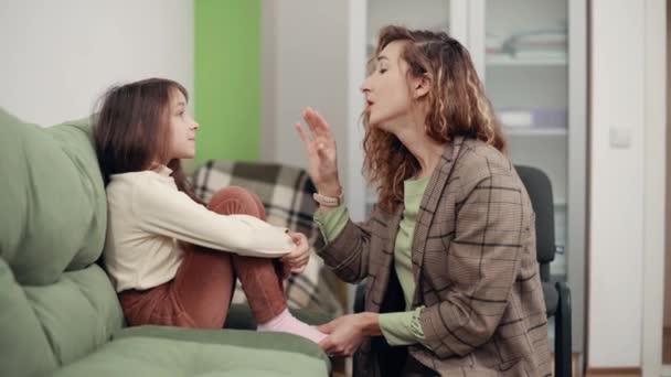 Woman Psychologist Communicates Girl Office Doctor Provides Psychological Assistance Depressed — Αρχείο Βίντεο
