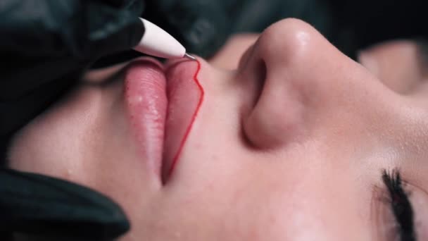 Permanent Lip Makeup Beautician Makes Lip Contour Marks Extreme Close — ストック動画