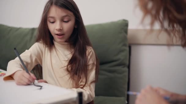 Vrouwenpsychologe Communiceert Met Een Meisje Kantoor Het Kind Tekent Praat — Stockvideo