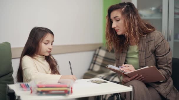 Mulher Psicóloga Comunica Com Uma Menina Escritório Criança Desenha Fala — Vídeo de Stock