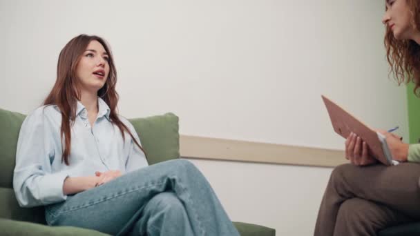 Young Woman Psychologists Appointment Teenage Girl Tells Doctor Her Problems — Vídeos de Stock