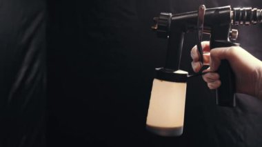 Güzellik salonunda sprey bronzlaştırıcı sprey kullanıyormuş. Kapatın elinizi..