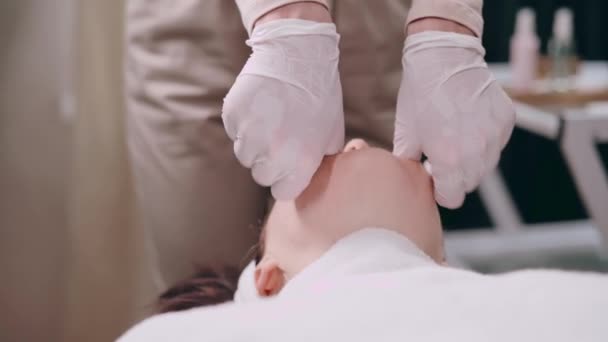 Kosmetikerin Führt Eine Bukkale Massage Der Gesichtsmuskeln Der Patienten Kurbad — Stockvideo
