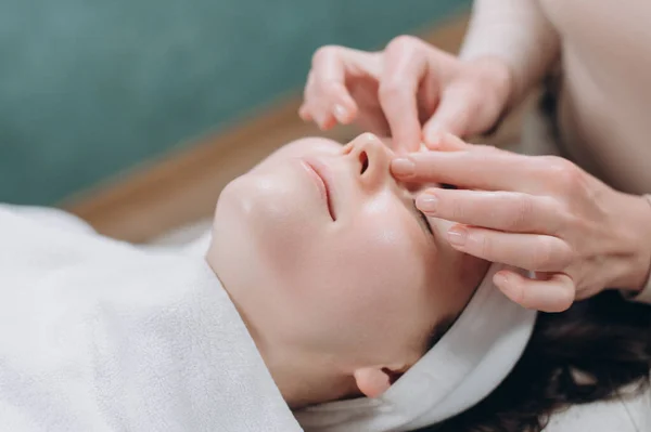 Esthéticienne Fait Massage Facial Profond Une Jeune Femme Technique Massage Images De Stock Libres De Droits