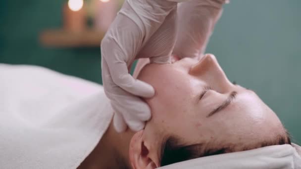 Kosmetikerin Führt Eine Bukkale Massage Der Gesichtsmuskeln Der Patienten Kurbad — Stockvideo