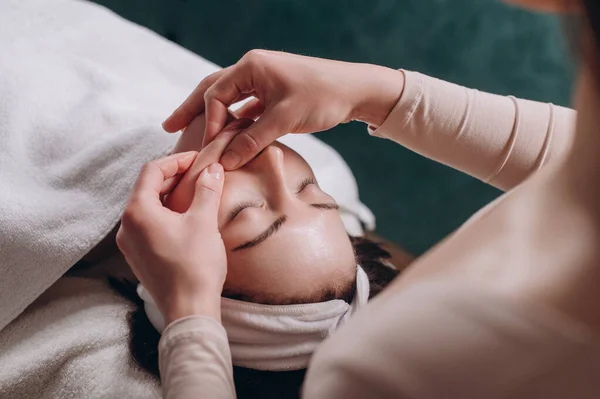 Esthéticienne Fait Massage Facial Profond Une Jeune Femme Technique Massage Images De Stock Libres De Droits