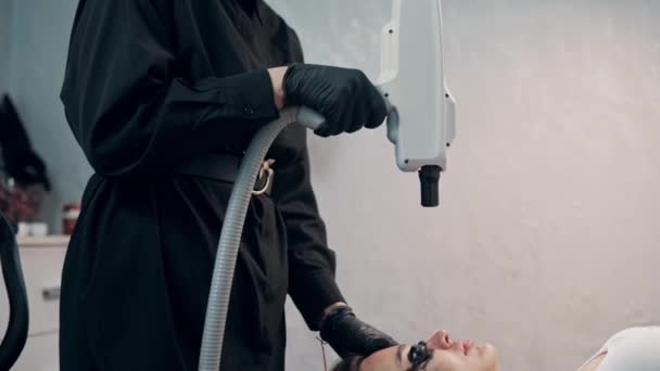 Maître Cosmétologue Effectue Une Épluchage Carbone Aide Laser Dans Salon — Video