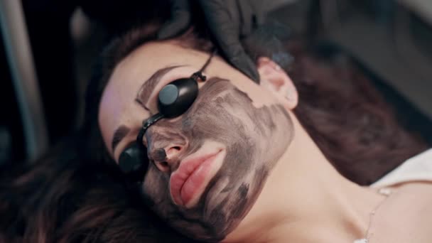 Gesichtsreinigung Mit Kohlenstoff Peeling Wellness Salon Nahaufnahme Von Oben — Stockvideo