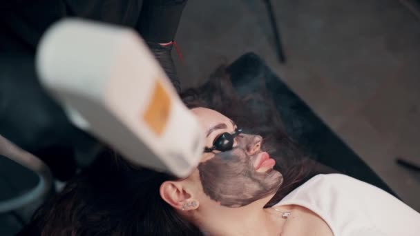 Prosedur Pembersihan Wajah Dengan Karbon Yang Terkelupas Salon Spa Tutup — Stok Video