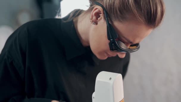 Ahli Kosmetologi Membuat Prosedur Mengupas Karbon Menggunakan Laser Salon Tembakan — Stok Video