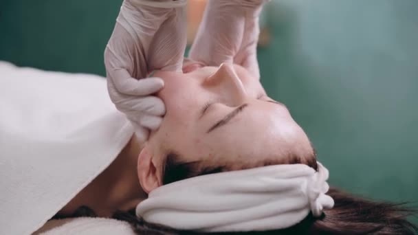 Cosmetólogo Hace Masaje Bucal Los Pacientes Músculos Faciales Spa Cerca — Vídeo de stock
