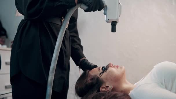Ahli Kosmetologi Membuat Prosedur Mengupas Karbon Menggunakan Laser Salon Tembakan — Stok Video