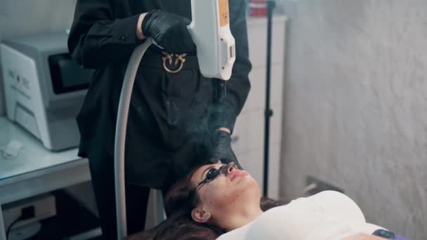 Mistrz Kosmetologii Wykonuje Zabieg Obierania Węgla Przy Użyciu Lasera Salonie — Wideo stockowe