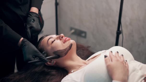 Cosmetolog Fekete Maszkot Visel Csinos Arcán Gyógyfürdőben Arckezelésekkel — Stock videók
