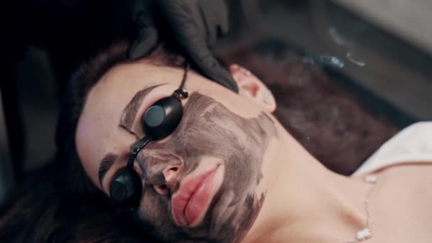 Gesichtsreinigung Mit Kohlenstoff Peeling Wellness Salon Nahaufnahme Von Oben — Stockvideo