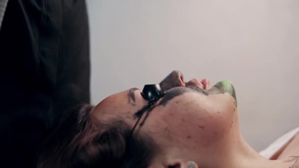 Gesichtsreinigung Mit Kohlenstoff Peeling Wellness Salon Nahaufnahme — Stockvideo
